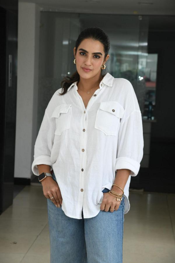 kavya-thaper-stills-15.jpg