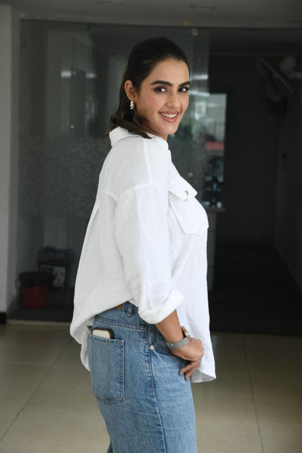 kavya-thaper-stills-16.jpg