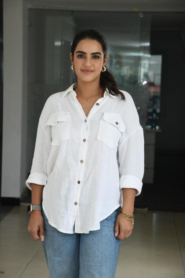 kavya-thaper-stills-19.jpg