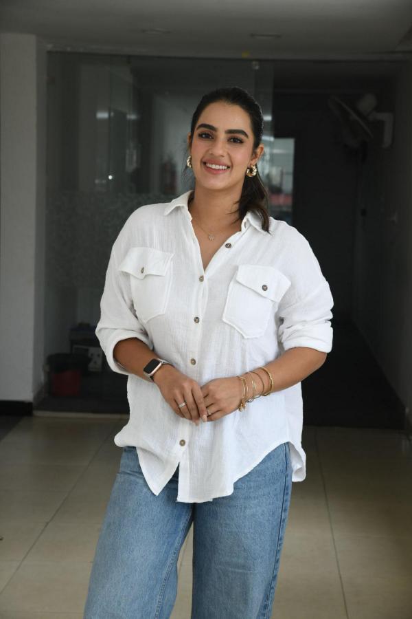 kavya-thaper-stills-2.jpg