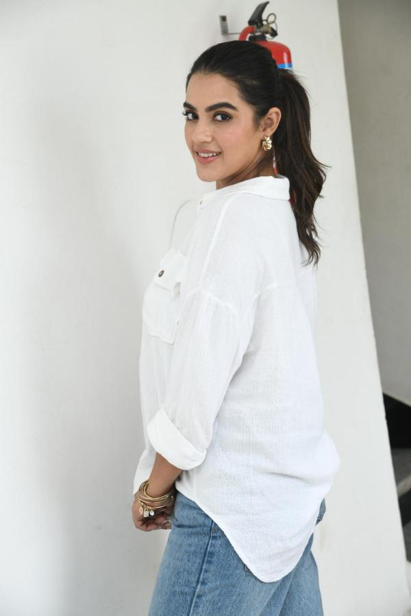 kavya-thaper-stills-25.jpg