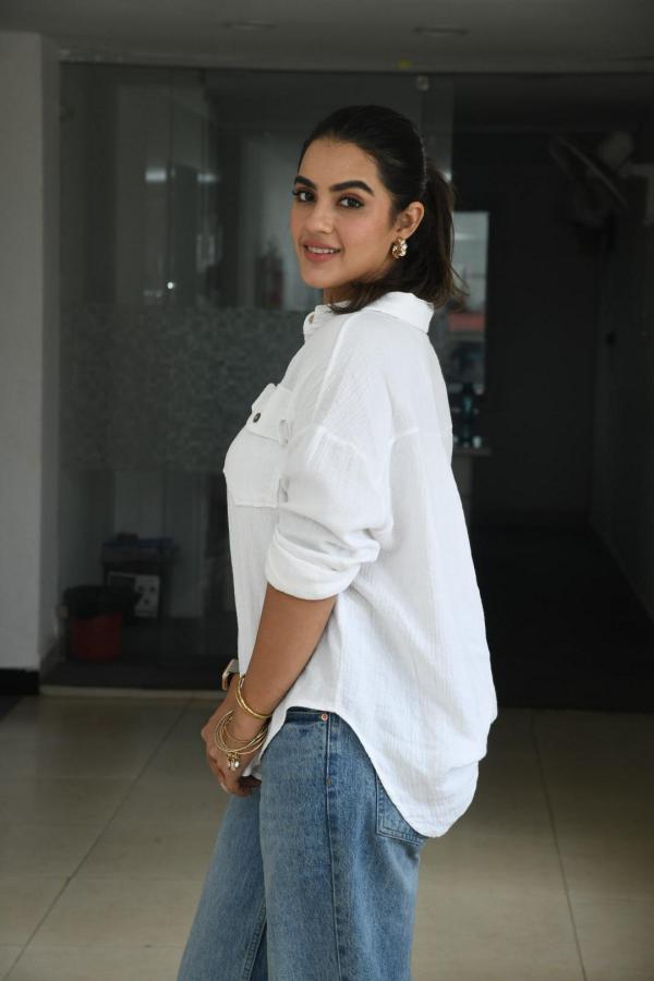 kavya-thaper-stills-5.jpg