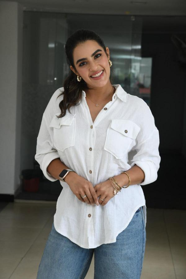 kavya-thaper-stills-7.jpg