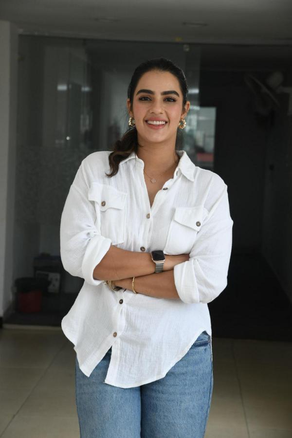 kavya-thaper-stills-8.jpg