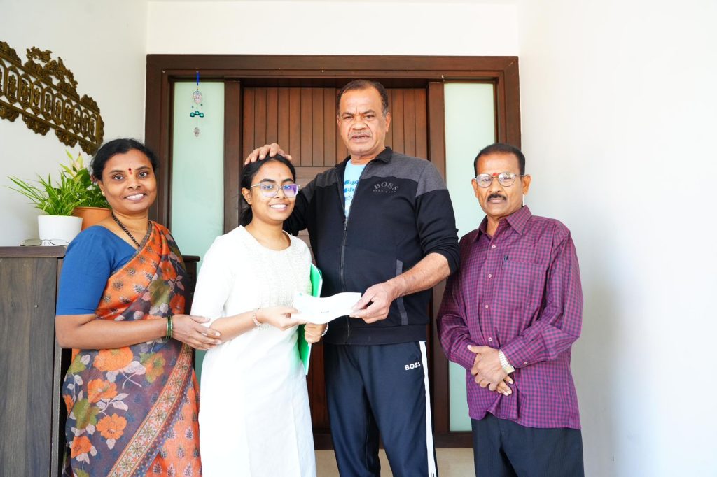 Minister Komati Reddy: గొప్ప మనసు చాటుకున్న మంత్రి కోమటిరెడ్డి.. చదువుల తల్లికి ఆర్థిక సాయం