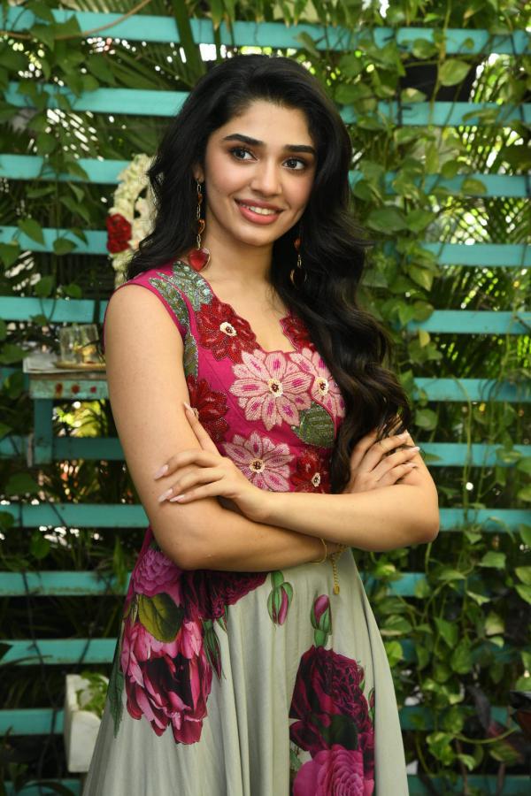 kriti-shetty-stills-6-14.jpg
