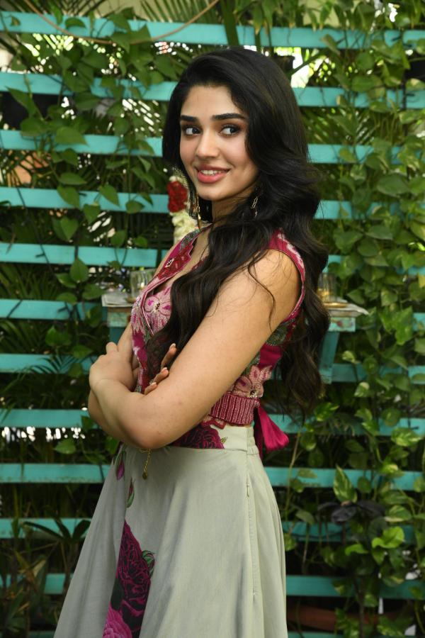 kriti-shetty-stills-6-15.jpg