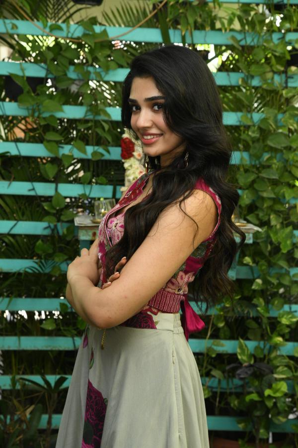 kriti-shetty-stills-6-16.jpg