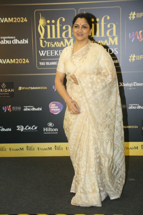 kushboo-at-iifa-awards-10.jpg