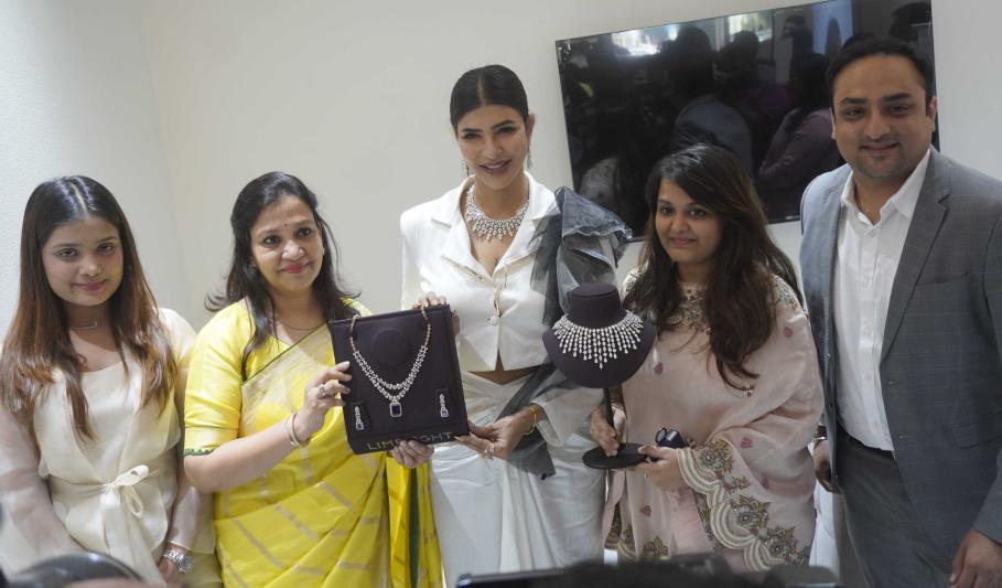 lakshmi-manchu-inaugurates-limelight-lab-grown-diamonds-store-1.jpg