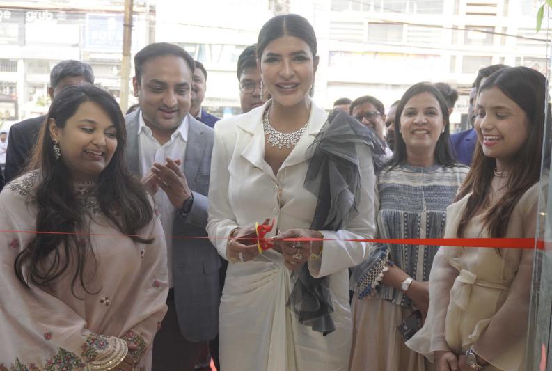 lakshmi-manchu-inaugurates-limelight-lab-grown-diamonds-store-3.jpg