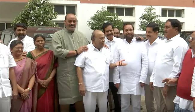 Vijayawada court : విజయవాడ కోర్టుకు హాజరైన ఏపీ, తెలంగాణ నేతలు