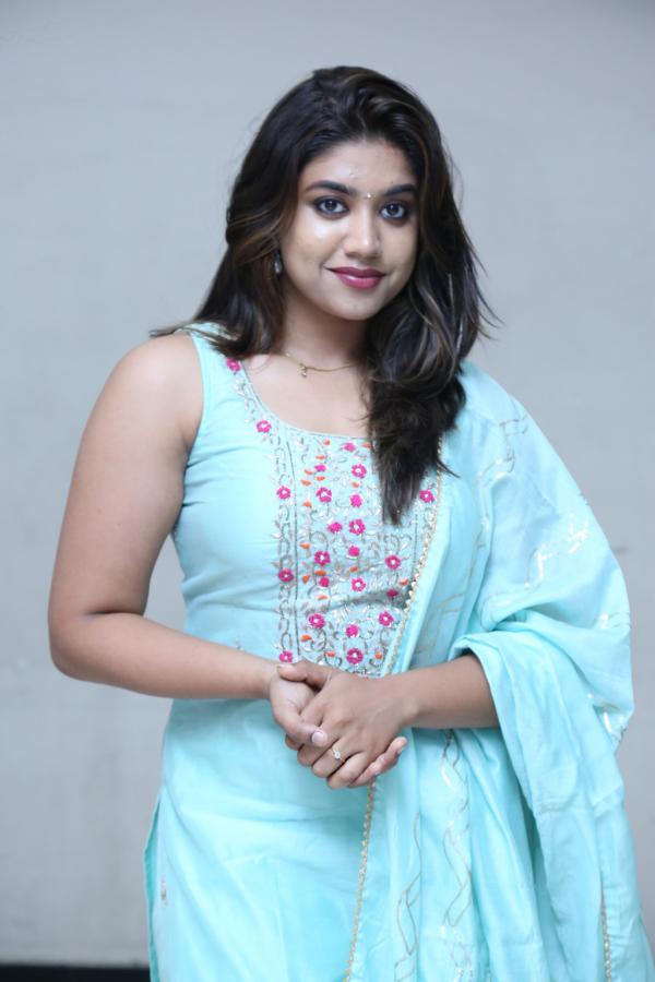 malavika-new-stills-24.jpg