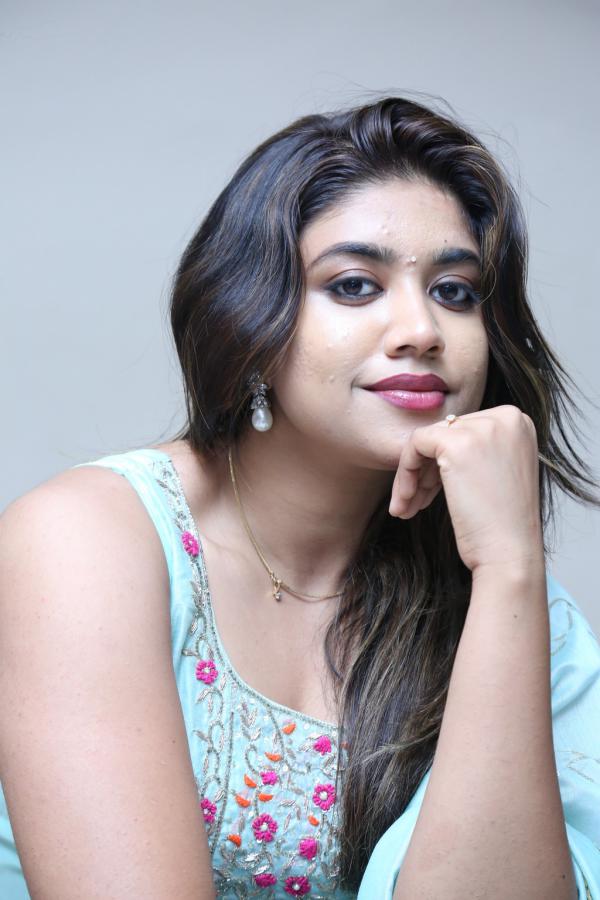 malavika-new-stills-3.jpg