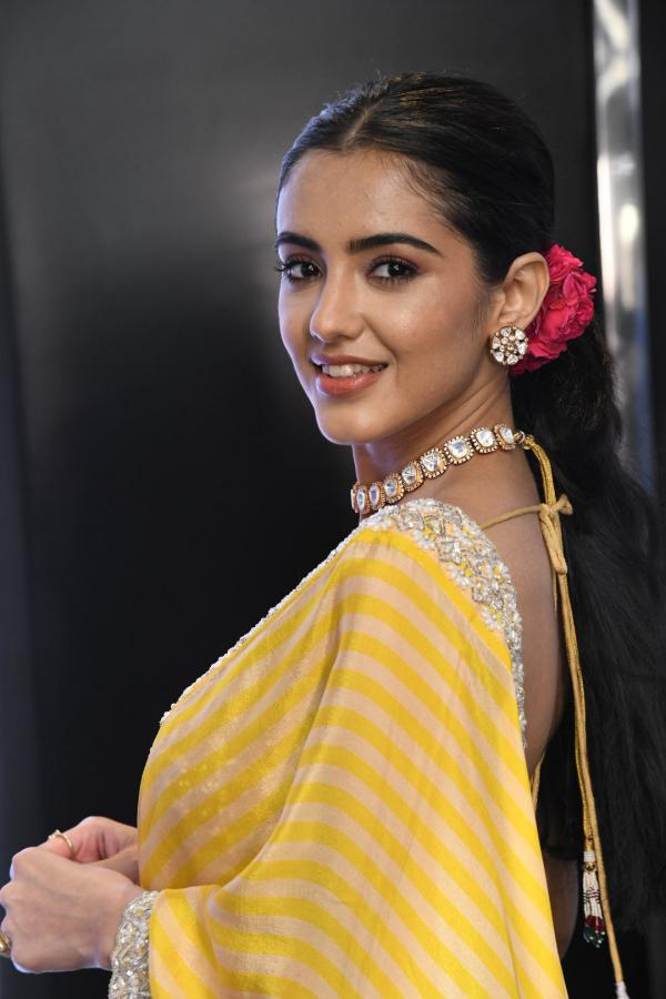 malavika-sharma-stills-3-23.jpg