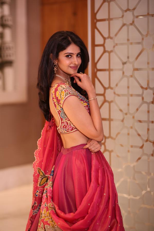 manasa-varanasi-stills-3-10.jpg