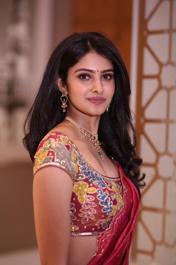 manasa-varanasi-stills-3-21.jpg