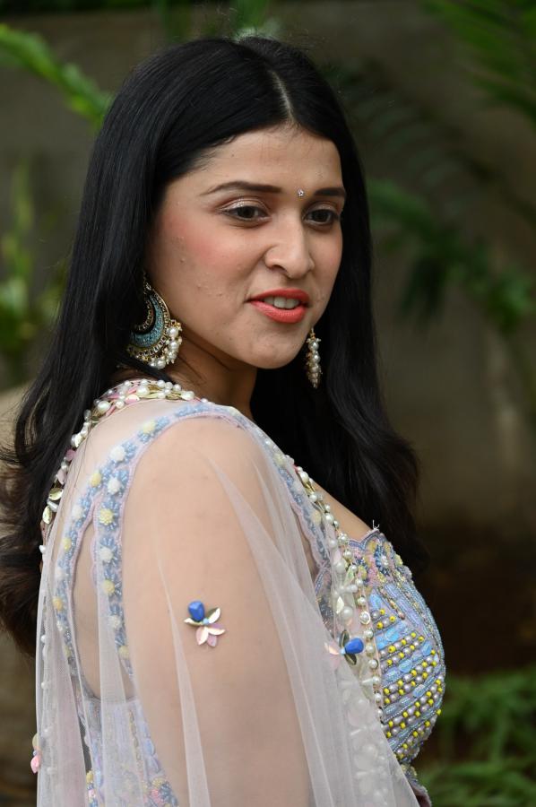 mannara-chopra-stills-2-10.jpg