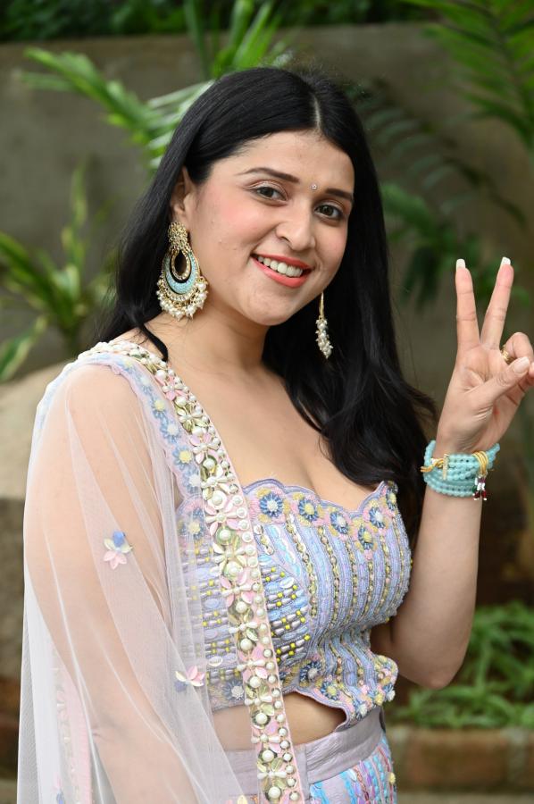 mannara-chopra-stills-2-16.jpg