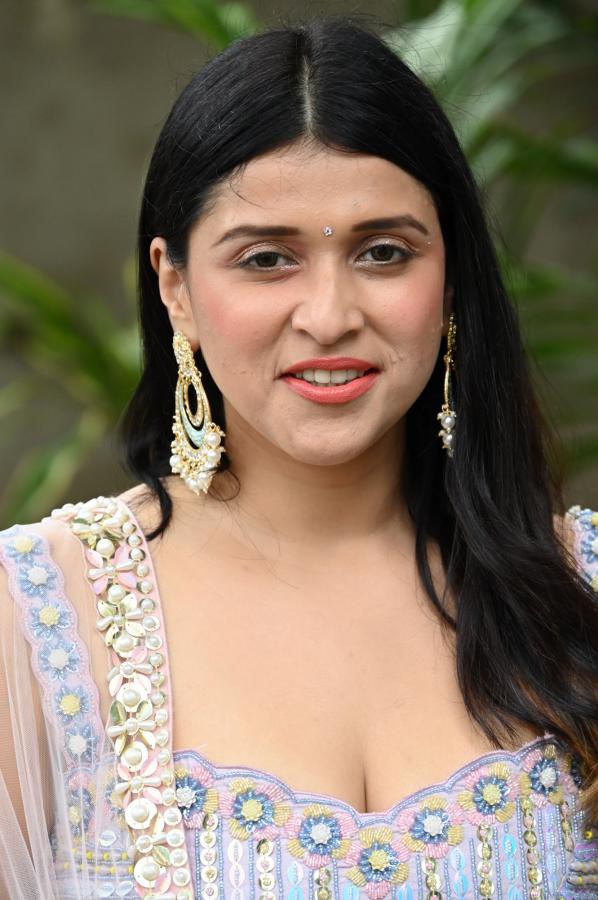 mannara-chopra-stills-2-19.jpg