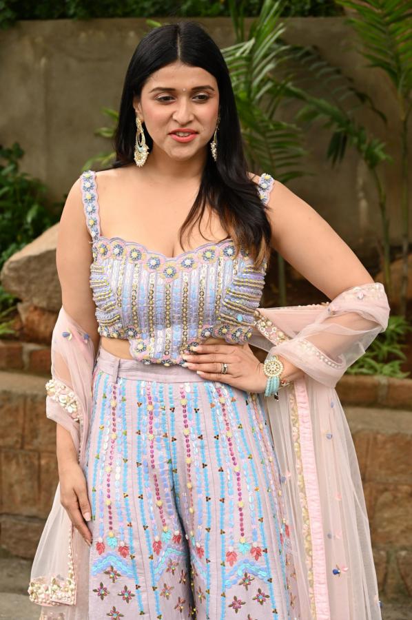 mannara-chopra-stills-2-22.jpg