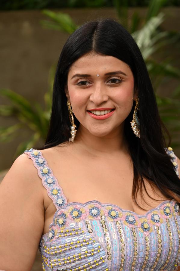 mannara-chopra-stills-2-23.jpg
