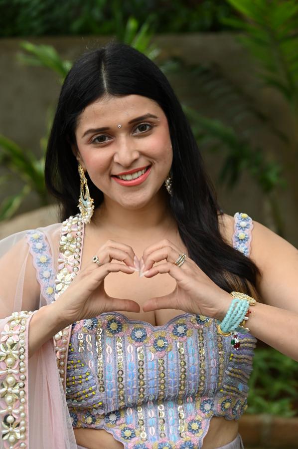mannara-chopra-stills-2-7.jpg