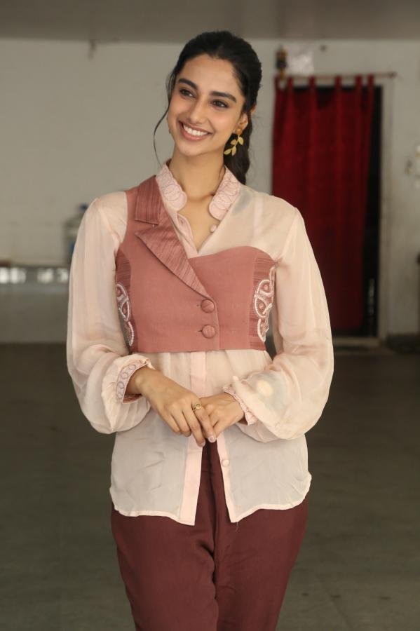 meenakshi-chowdary-stills-5-12.jpg