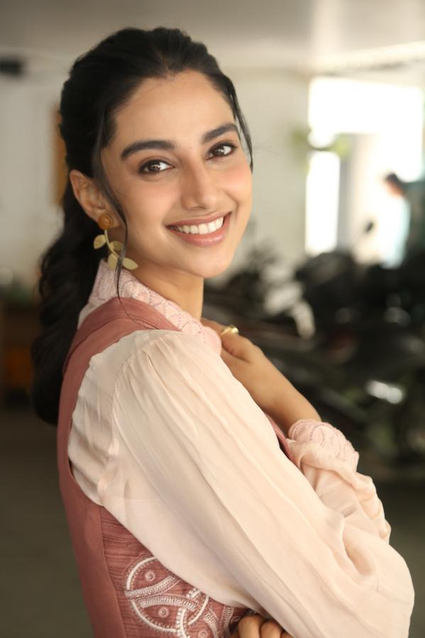 meenakshi-chowdary-stills-5-15.jpg