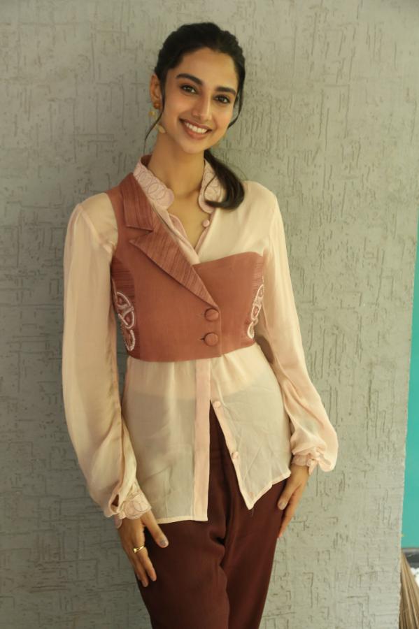 meenakshi-chowdary-stills-5-17.jpg