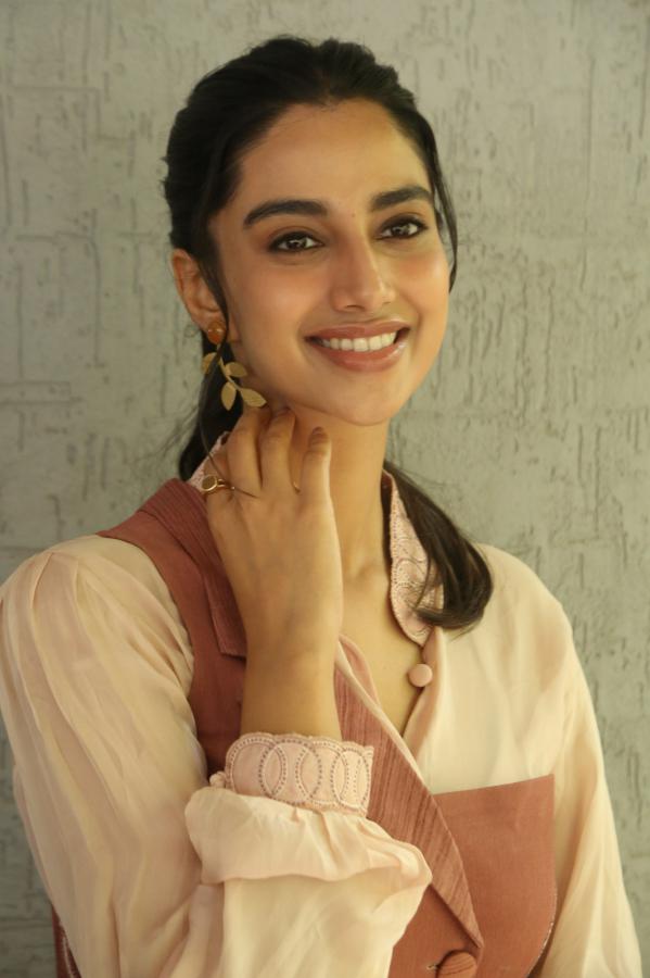 meenakshi-chowdary-stills-5-18.jpg