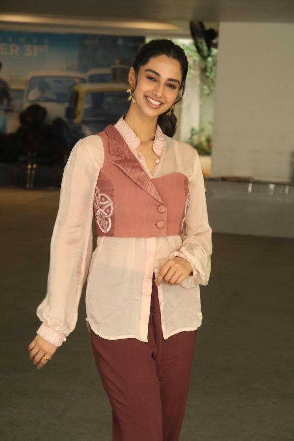 meenakshi-chowdary-stills-5-4.jpg