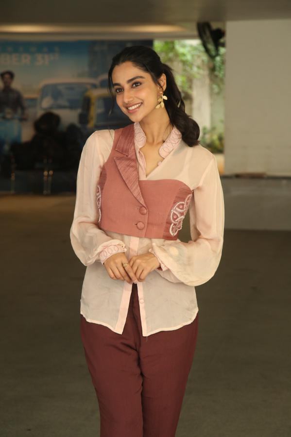 meenakshi-chowdary-stills-5-8.jpg