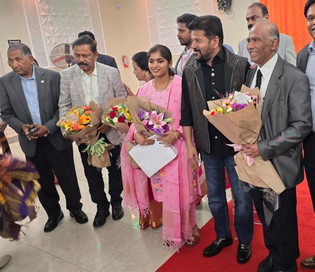 mrs-jhansi-reddy-dinner-to-cm-revanth-reddy-3.jpg