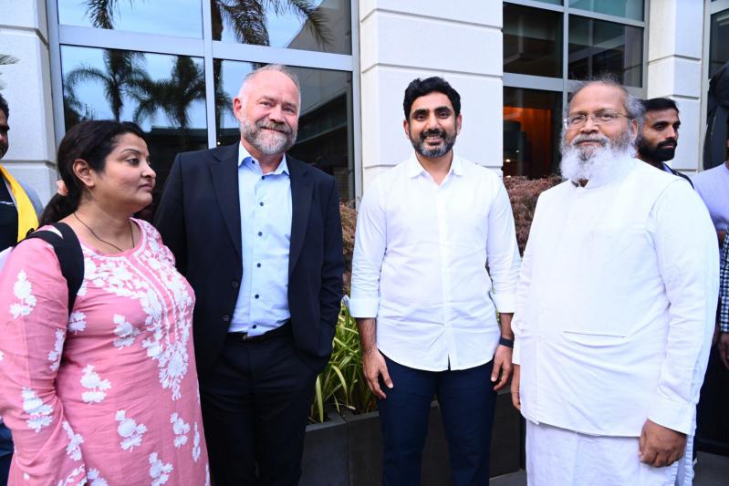 nara-lokesh-meets-nri-tdp-fans-4.jpg
