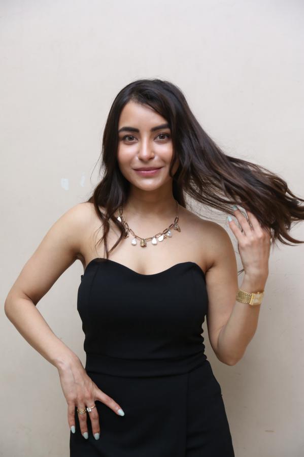 nikisha-stills-10.jpg