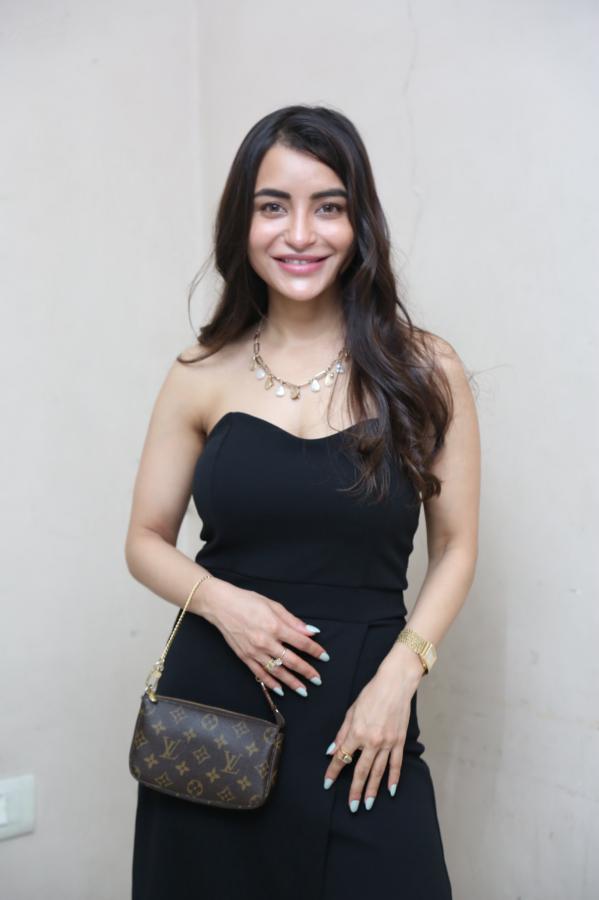 nikisha-stills-15.jpg