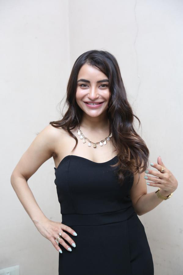 nikisha-stills-22.jpg