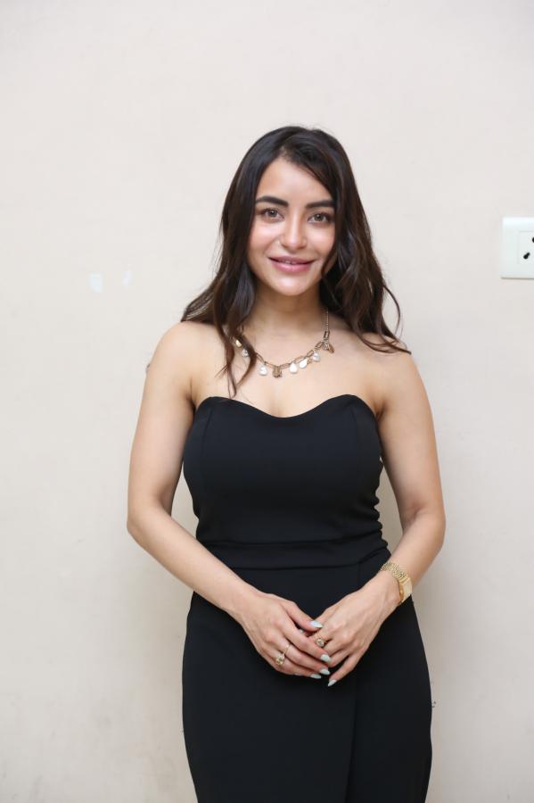 nikisha-stills-5.jpg