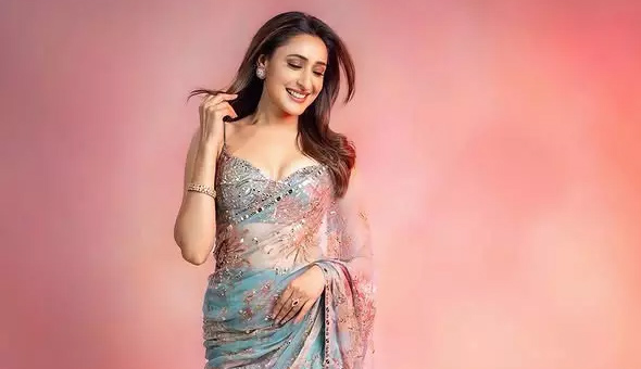 Pragya Jaiswal: చీర‌క‌ట్టులో ప్ర‌గ్యా క్లీవేజ్ షో