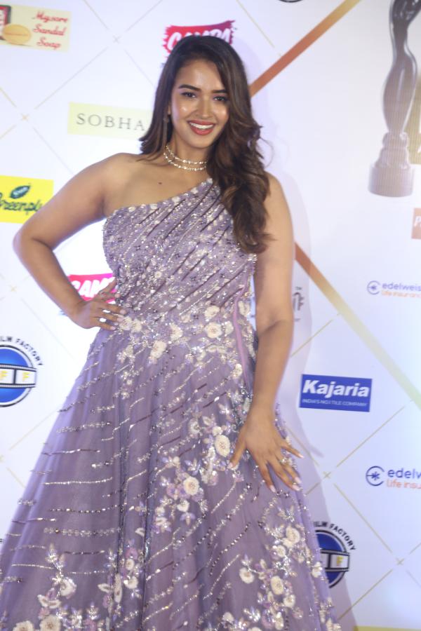 poojitha-ponnada-at-filmfare-awards-12.jpg