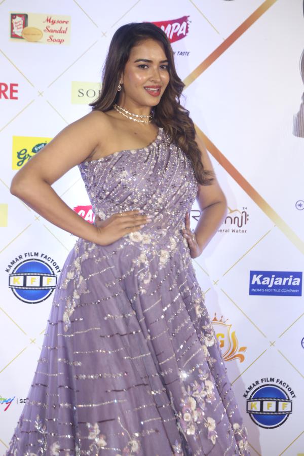 poojitha-ponnada-at-filmfare-awards-7.jpg