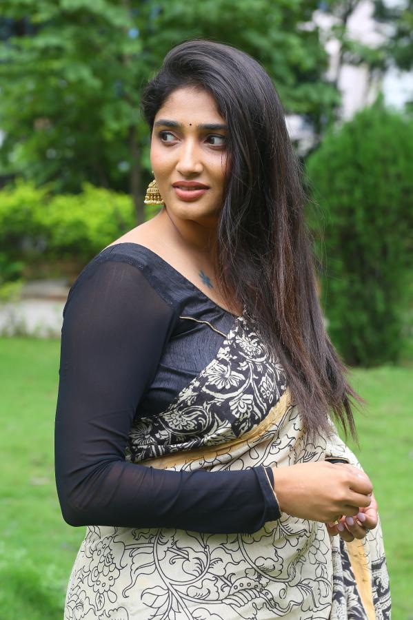 priya-vadlamani-stills-3-10.jpg