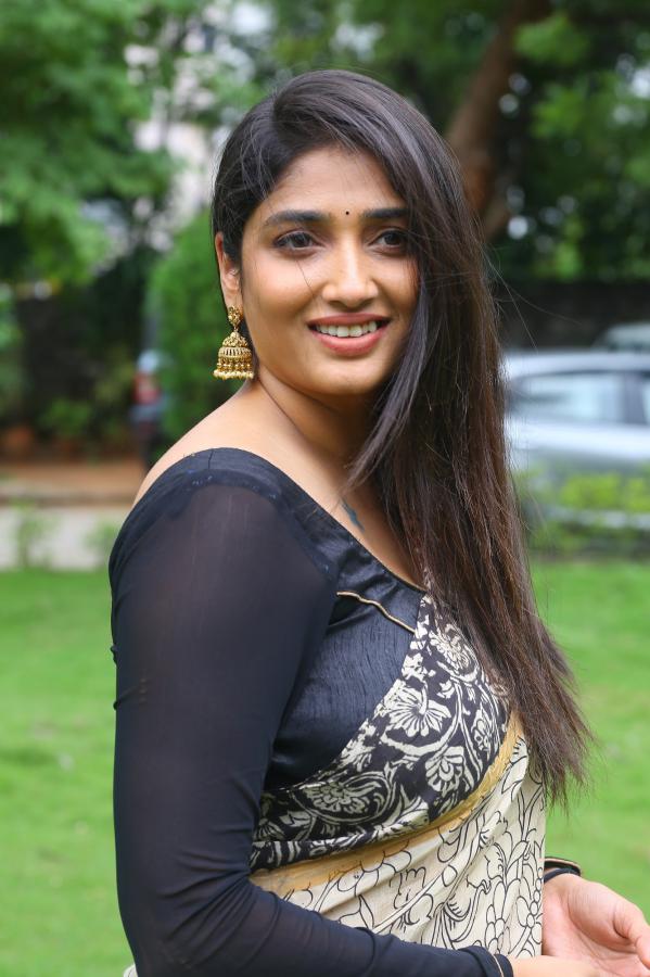 priya-vadlamani-stills-3-14.jpg
