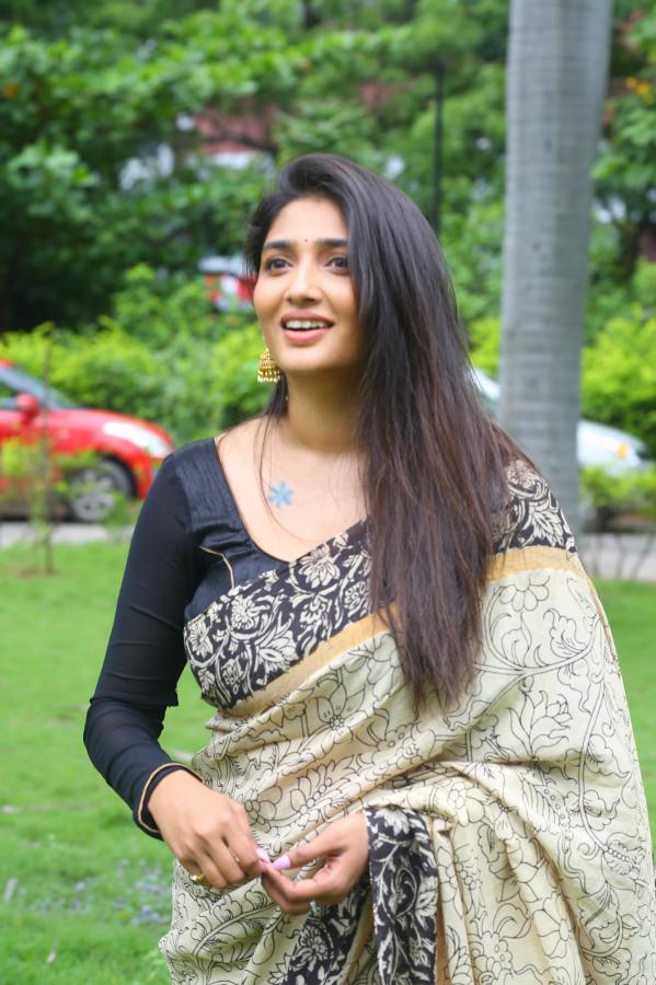 priya-vadlamani-stills-3-3.jpg
