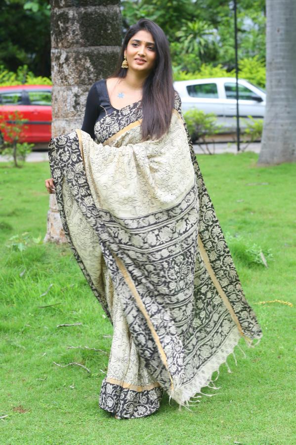 priya-vadlamani-stills-3-4.jpg