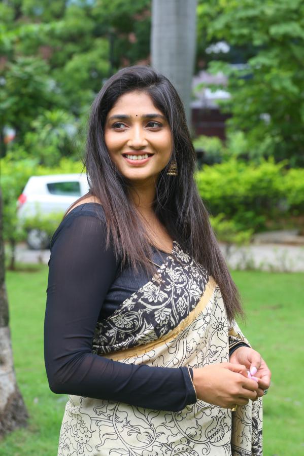 priya-vadlamani-stills-3-6.jpg