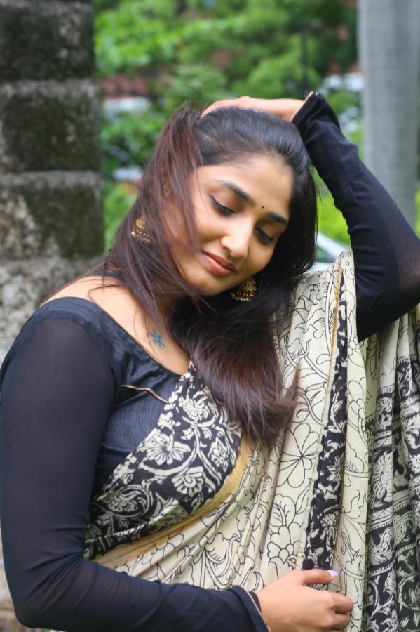 priya-vadlamani-stills-3-7.jpg