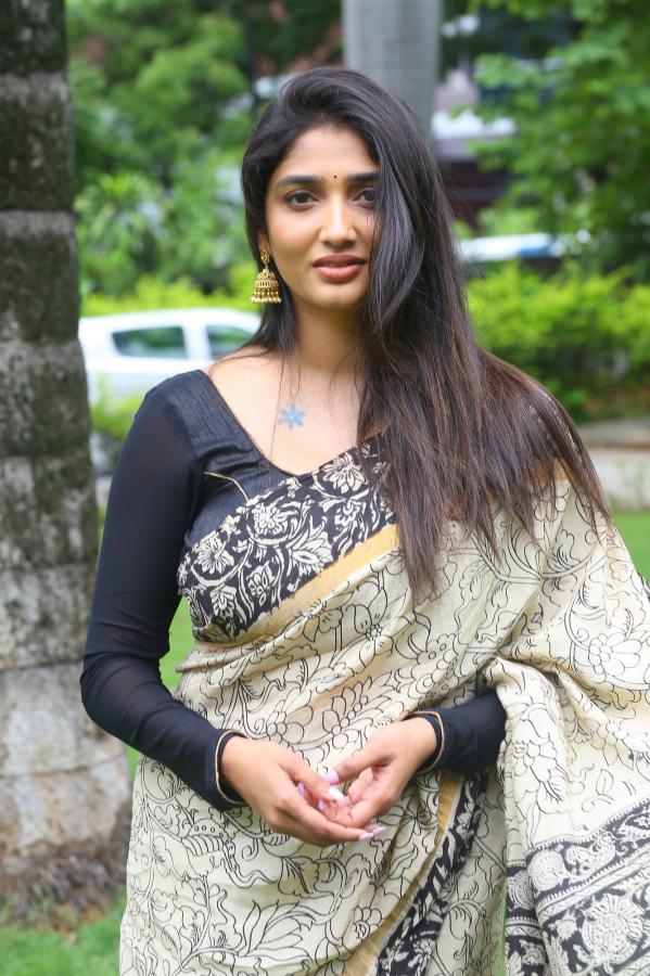 priya-vadlamani-stills-3-8.jpg