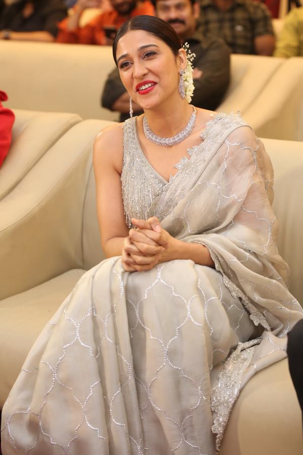 regina-casandra-stills-13.jpg